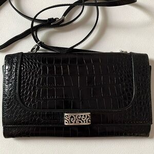 Brighton Crossbody Wallet Handbag with organization in black. Travel The World